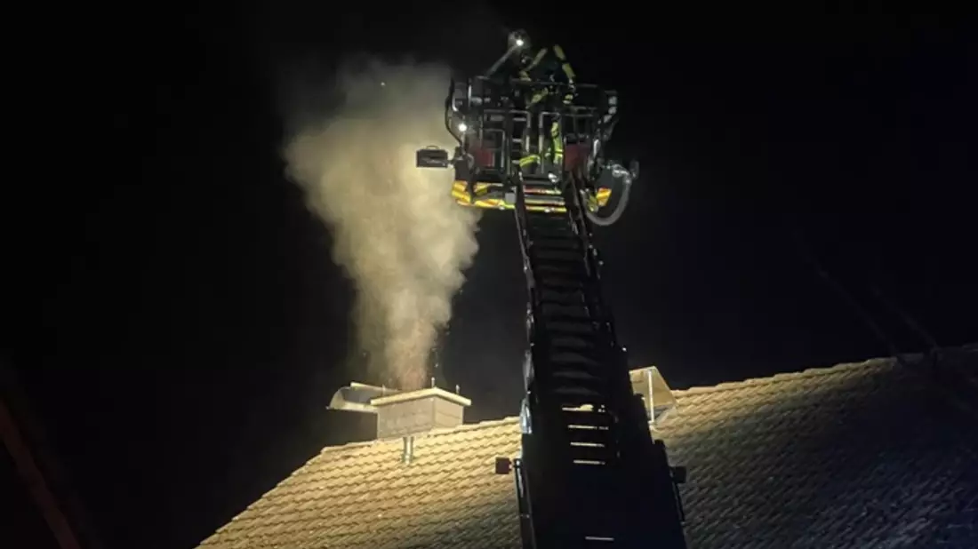 FW Horn-Bad Meinberg: Kaminbrand beschäftigt Feuerwehr am Montag Abend - Bild: presseportal.de