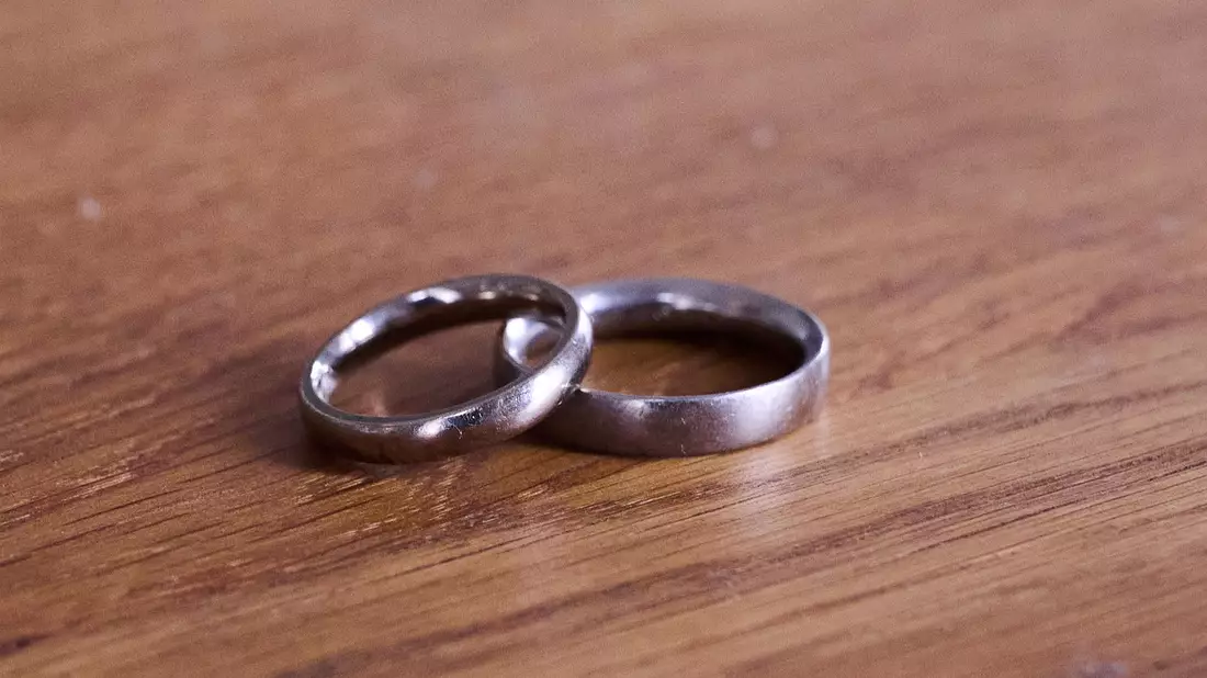 Die Zahl der Verheirateten ging in den vergangenen 30 Jahren stark zurück. (Symbolbild) - Bild: Annette Riedl/dpa