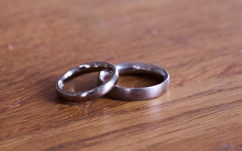 Die Zahl der Verheirateten ging in den vergangenen 30 Jahren stark zurück. (Symbolbild) - Foto: Annette Riedl/dpa