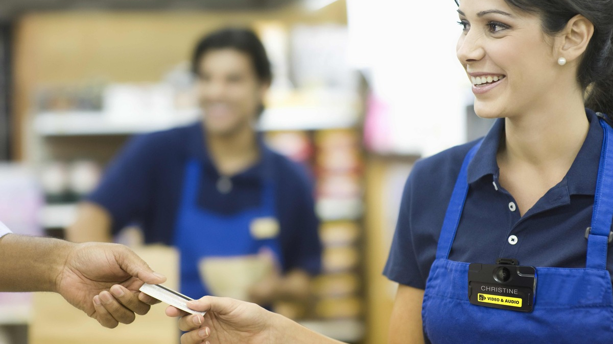 Einzelhändler Poundland meldet Rückgang von Gewalt und Diebstahl seit Einsatz von Motorola Solutions Bodycams / Verkäufer nutzen auf der Fläche Motorola Solutions VT100 Bodycams - Foto: presseportal.de