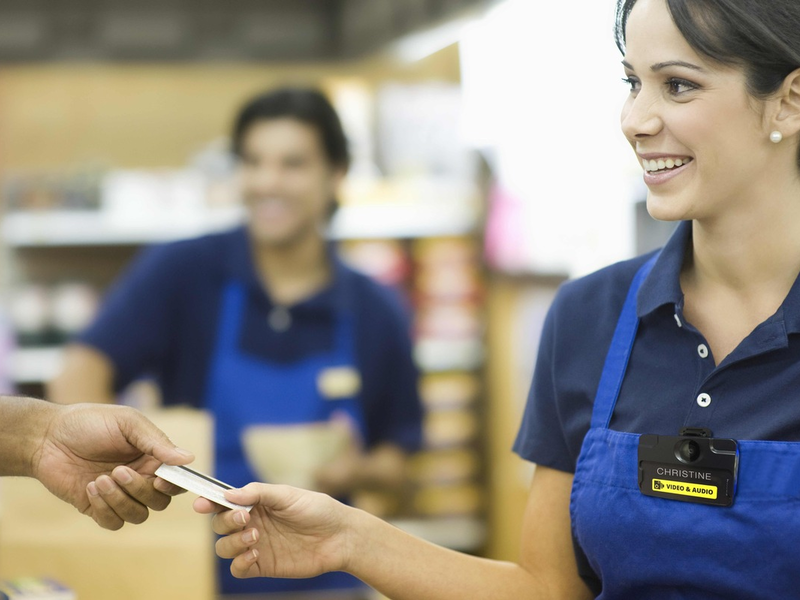 Einzelhändler Poundland meldet Rückgang von Gewalt und Diebstahl seit Einsatz von Motorola Solutions Bodycams / Verkäufer nutzen auf der Fläche Motorola Solutions VT100 Bodycams - Foto: presseportal.de