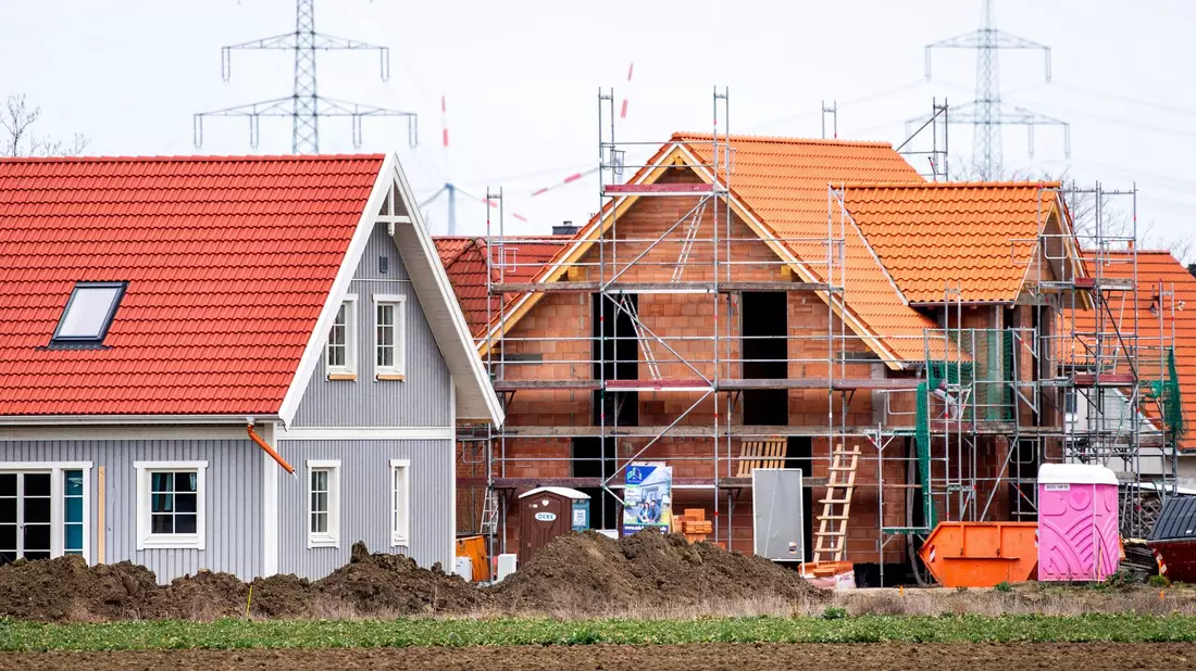 Verbraucher müssen wieder deutlich höhere Zinsen für Immobilienkredite zahlen. (Archivbild) - Bild: Hauke-Christian Dittrich/dpa