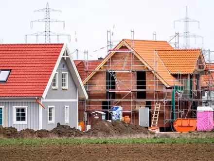 Verbraucher fragen wieder deutlich mehr Immobilienkredite nach. (Archivbild) - Foto: Hauke-Christian Dittrich/dpa