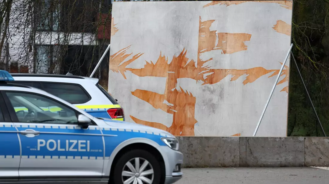 Politiker und Politikerinnen werden immer öfter Opfer von gewalttätigen Angriffen. (Symbolbild) - Bild: Bernd Wüstneck/dpa