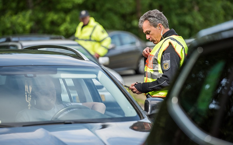 BPOL NRW: 21-Jähriger hält sich über ein Jahr unerlaubt mit gefälschter italienischer ID-Karte in Deutschland auf - Bundespolizei stellt noch weitere Urkundendelikte fest - Foto: presseportal.de