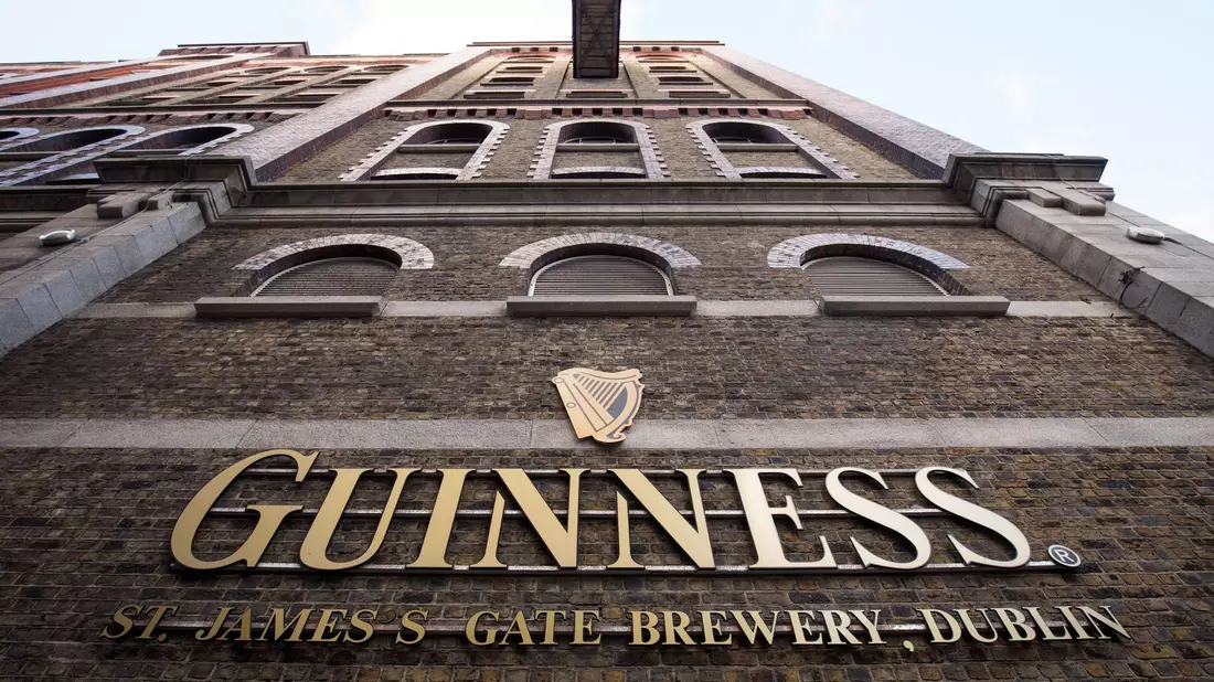 Die Nachfrage nach Guinness stieg zum Jahresende stark an. (Symbolbild) - Bild: Christian Charisius/dpa