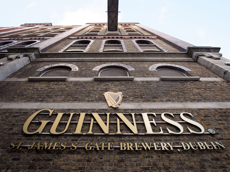 Die Nachfrage nach Guinness stieg zum Jahresende stark an. (Symbolbild) - Foto: Christian Charisius/dpa