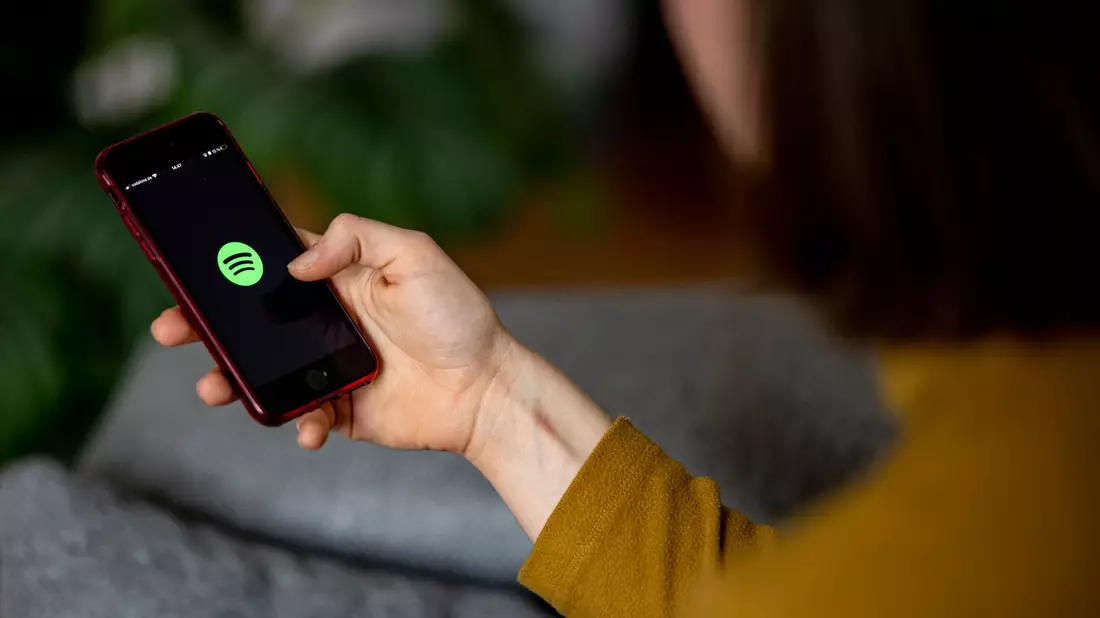Zahl der Spotify-Nutzer steigt. - Bild: Fabian Sommer/dpa/dpa-tmn