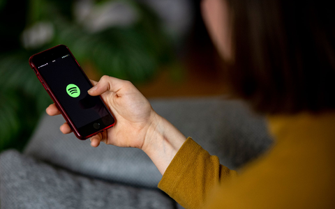 Zahl der Spotify-Nutzer steigt. - Foto: Fabian Sommer/dpa/dpa-tmn