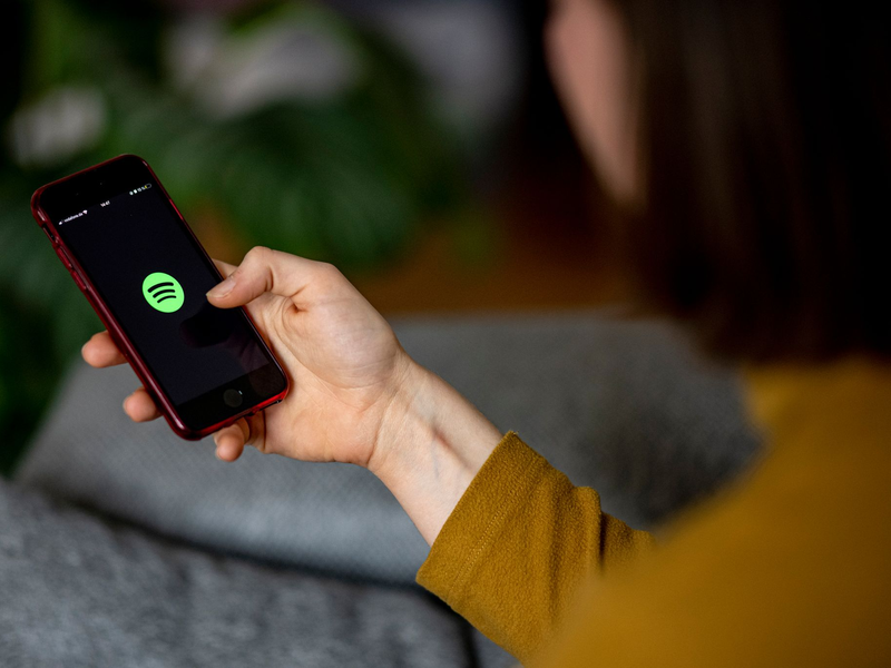 Zahl der Spotify-Nutzer steigt. - Foto: Fabian Sommer/dpa/dpa-tmn
