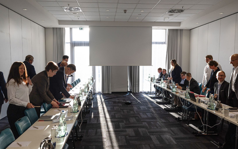 Die Eisenbahn- und Verkehrsgewerkschaft (EVG) und die Deutsche Bahn treffen sich zur zweiten Verhandlungsrunde in Berlin. - Foto: Hannes P. Albert/dpa