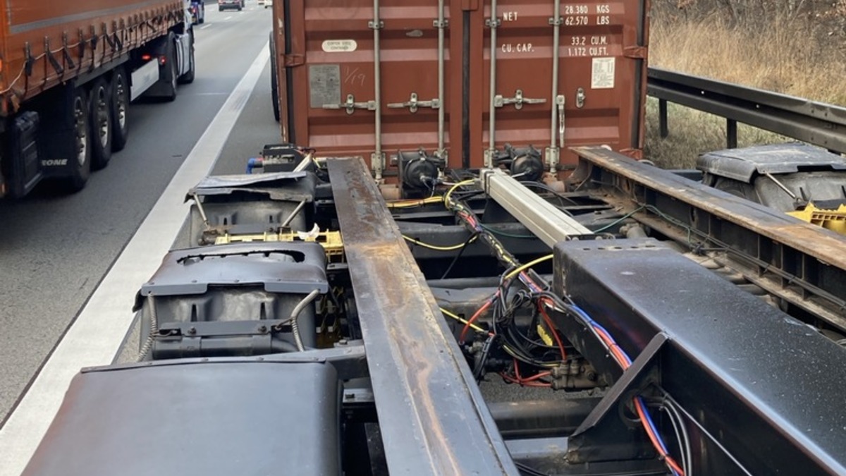 POL-OF: Jugendliche beschädigten Wahlplakat: Zeugensuche!; Verkehrsbeeinträchtigungen wegen Pannen-LKW: Überseecontainer auf Seitenstreifen; Vier Männer erbeuteten Bargeld und mehr - Foto: presseportal.de