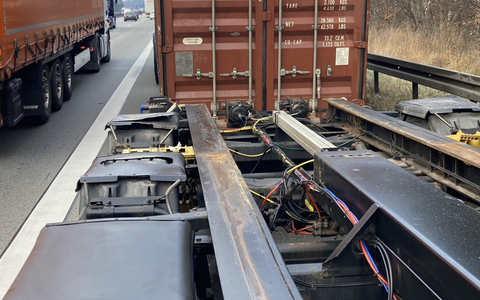 POL-OF: Jugendliche beschädigten Wahlplakat: Zeugensuche!; Verkehrsbeeinträchtigungen wegen Pannen-LKW: Überseecontainer auf Seitenstreifen; Vier Männer erbeuteten Bargeld und mehr - Foto: presseportal.de