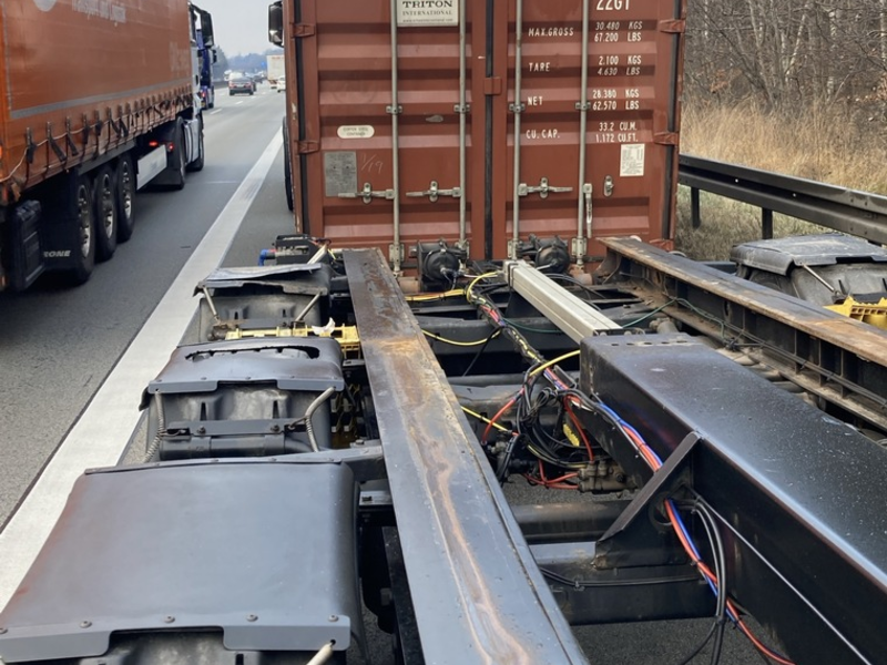 POL-OF: Jugendliche beschädigten Wahlplakat: Zeugensuche!; Verkehrsbeeinträchtigungen wegen Pannen-LKW: Überseecontainer auf Seitenstreifen; Vier Männer erbeuteten Bargeld und mehr - Foto: presseportal.de