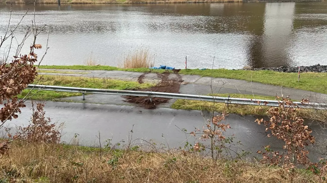 POL-IZ: 250204.3 Holstenniendorf: Unerlaubte Müllentsorgung am Nord-Ostsee-Kanal - Bild: presseportal.de