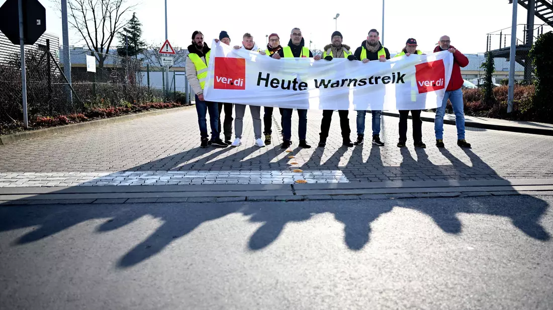 Solche Aufschriften sind vermutlich an vielen Zustellstützpunkten der Post zu sehen. - Bild: Federico Gambarini/dpa