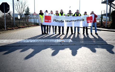 Das Posthorn-Logo ist am Kölner Briefzentrum zu sehen. - Foto: Federico Gambarini/dpa