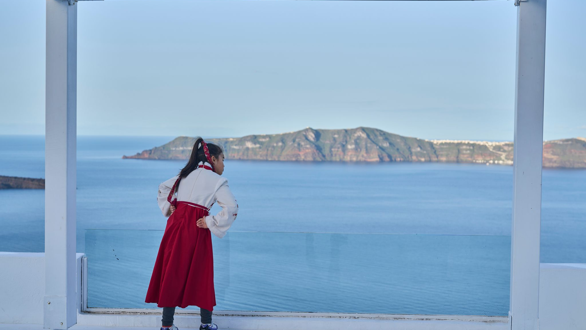 Santorini: Warten auf den nächsten Erdstoß. - Foto: Petros Giannakouris/AP/dpa