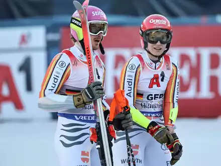 Linus Straßer (l.) und Lena Dürr schieden mit dem deutschen Team im WM-Viertelfinale gegen die Schweiz aus. - Foto: Marco Trovati/AP/dpa