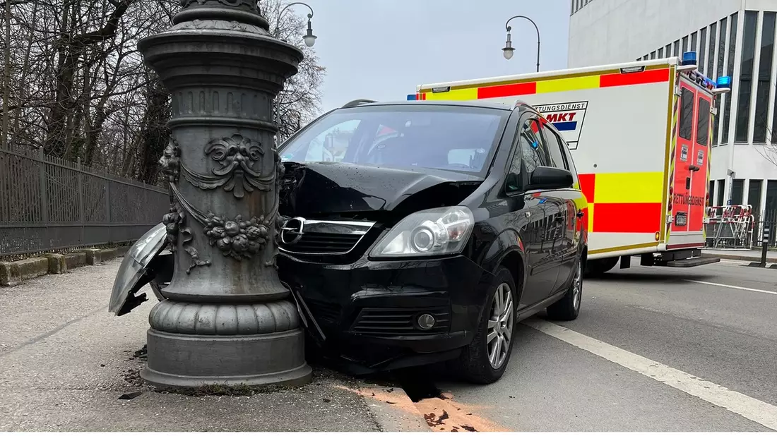 FW-M: Zwei Verletzte durch Verkehrsunfall (Maxvorstadt) - Bild: presseportal.de