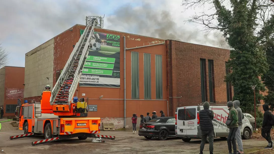FW-E: Feuer in Sportanlage - Feuerwehr setzt Drohne zur Erkundung ein - Bild: presseportal.de