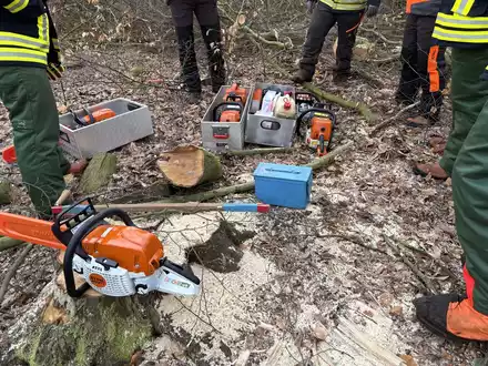 FW Wathlingen: Motorkettensägenausbildung in der Samtgemeinde Wathlingen - 12 Einsatzkräfte absolvieren das Modul A - Foto: presseportal.de