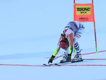 Mit den Kräften am Ende: Im Slalom wurde die angeschlagene Lena Dürr Achte. - Foto: Jens Büttner/dpa