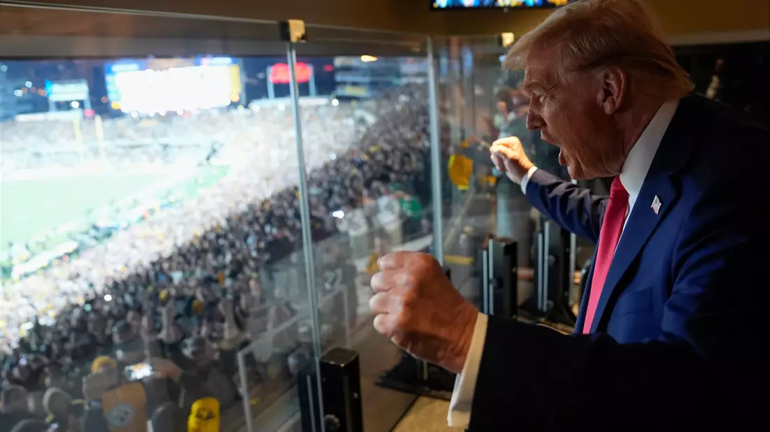 Als erster amtierender Präsident kommt Donald Trump zu einem Super Bowl. - Bild: Evan Vucci/AP Pool/dpa