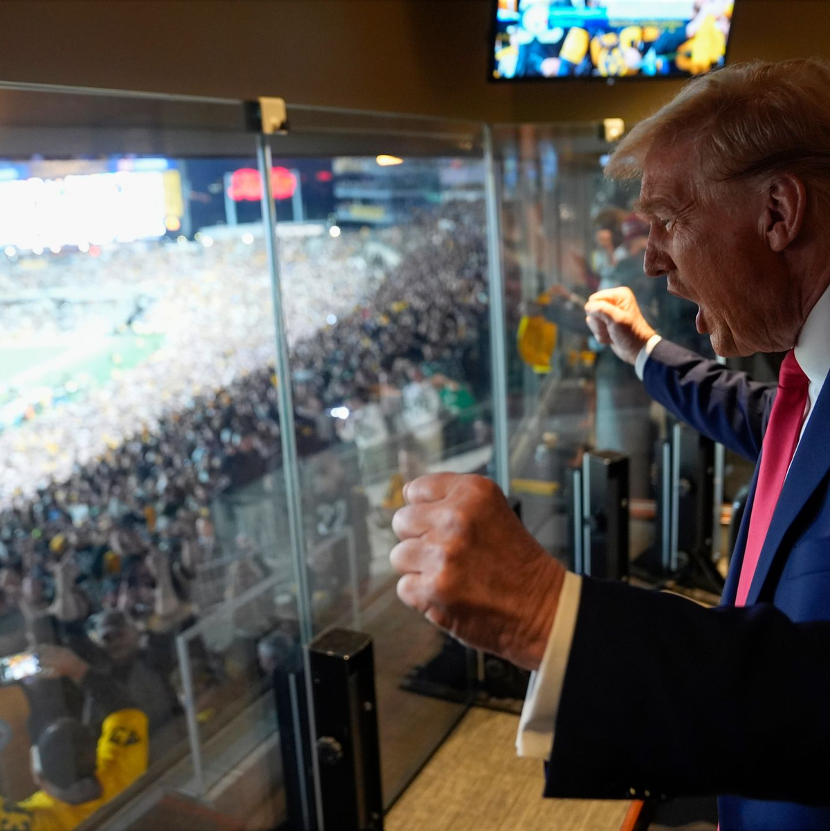 Als erster amtierender Präsident kommt Donald Trump zu einem Super Bowl. - Foto: Evan Vucci/AP Pool/dpa