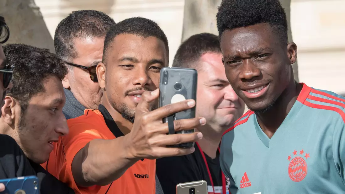 War als Neuzugang im Januar gerne ein Motiv: Alphonso Davies. - Bild: Peter Kneffel/dpa