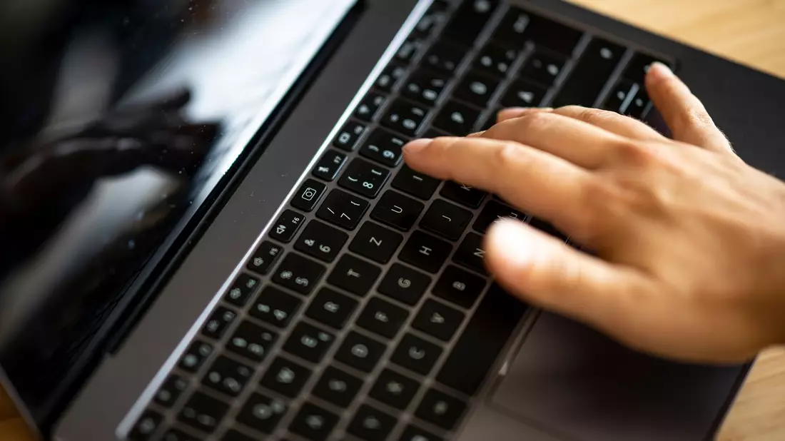 Bankgeschäfte am heimischen Laptop gehören zu den wenigen Gewinnern der Corona-Pandemie. (Archivfoto) - Bild: Fabian Sommer/dpa