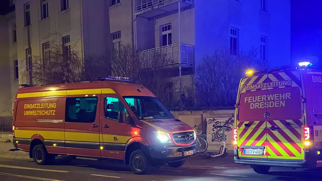 FW Dresden: Zimmerbrand in Mehrfamilienhaus: Vier Personen mit Verdacht auf Rauchgasvergiftung ins Krankenhaus gebracht - Bild: presseportal.de