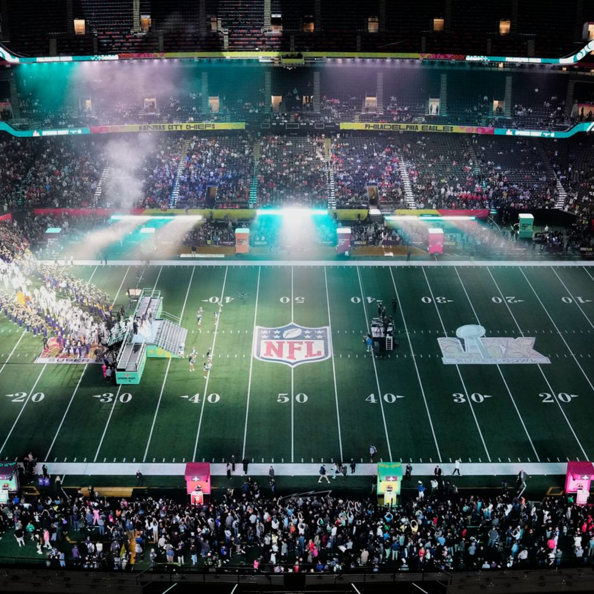 Mega Event in Party-Stadt: Die Arena in New Orleans fasst über 80.000 Menschen.  - Foto: David J. Phillip/AP/dpa
