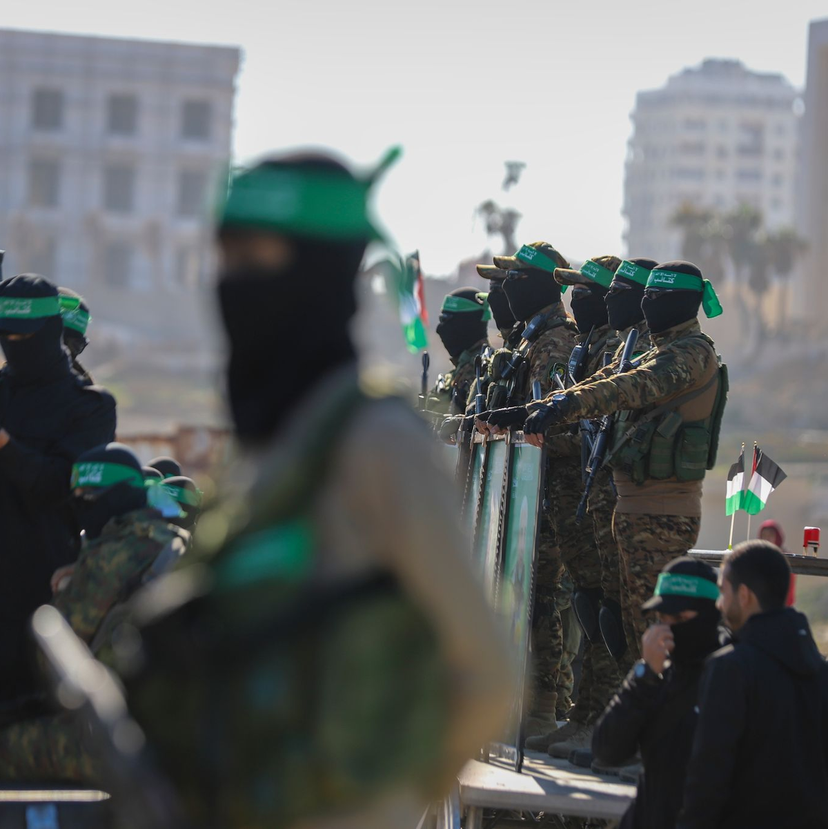 Bewaffnete Hamas-Mitglieder bei Geiselübergabe im Gazastreifen. (Archivbild) - Foto: Mohammed Hajjar/AP/dpa