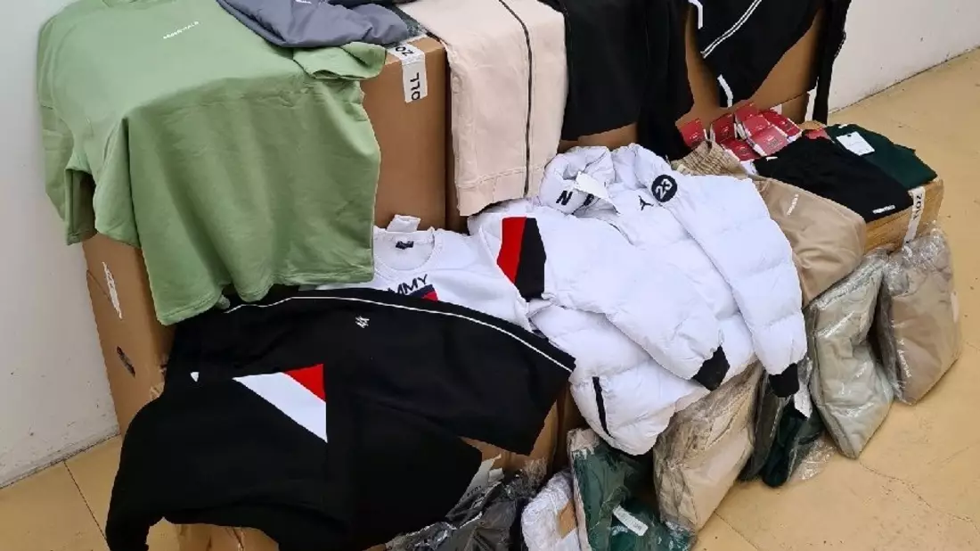 HZA-LA: Einfuhr von gefälschter Bekleidung gestoppt Originalwert bei 17 Millionen Euro - Bild: presseportal.de