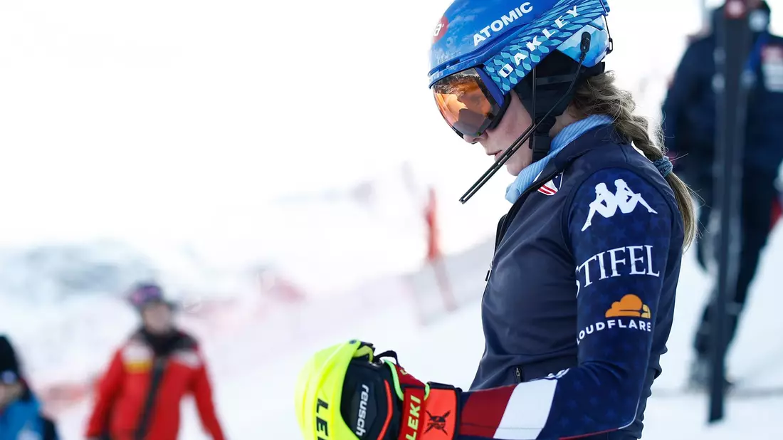 Nach ihrer Verletzung wird Mikaela Shiffrin bei der WM nicht in der Team-Kombi antreten. - Bild: Gabriele Facciotti/AP/dpa