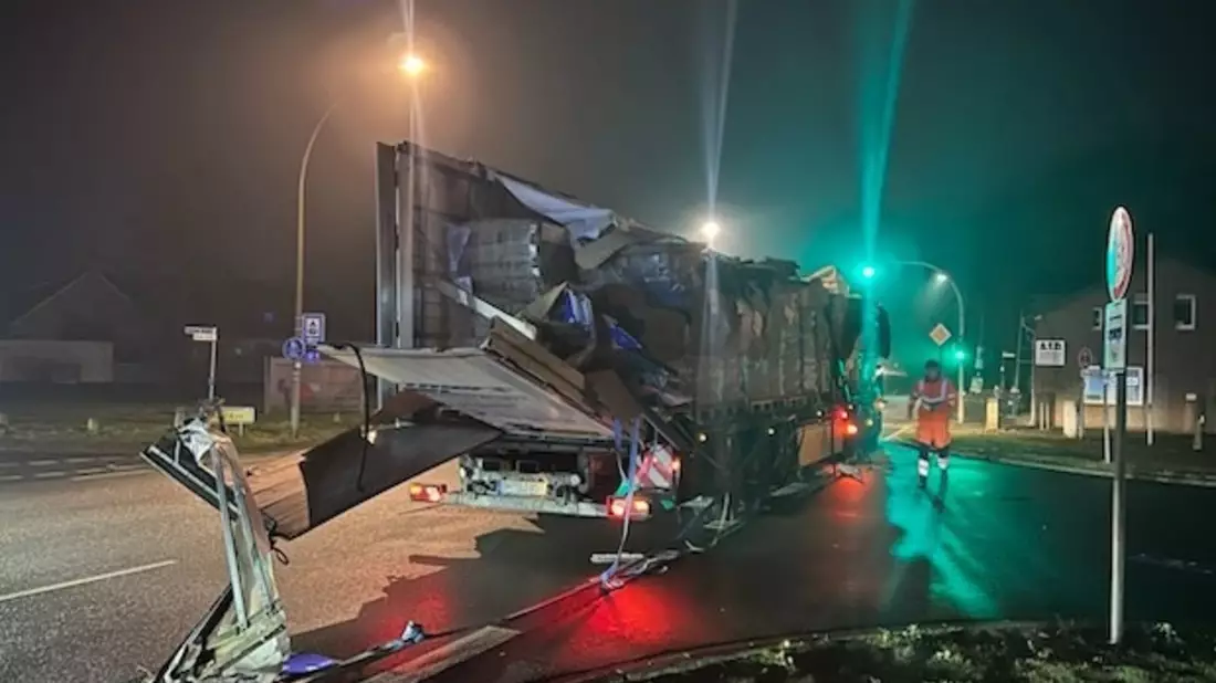 POL-DH: --- Drebber - Lkw an Baum aufgerissen --- - Bild: presseportal.de
