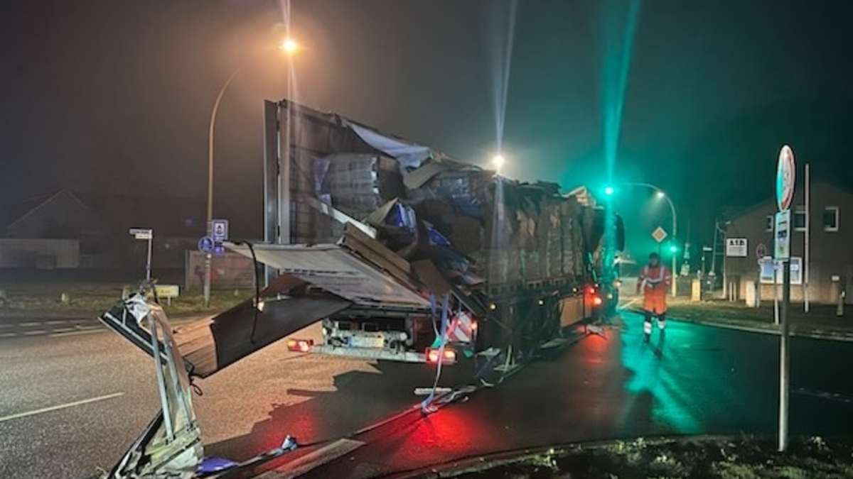 POL-DH: --- Drebber - Lkw an Baum aufgerissen --- - Foto: presseportal.de