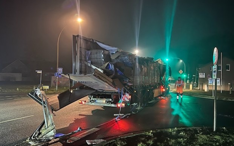 POL-DH: --- Drebber - Lkw an Baum aufgerissen --- - Foto: presseportal.de