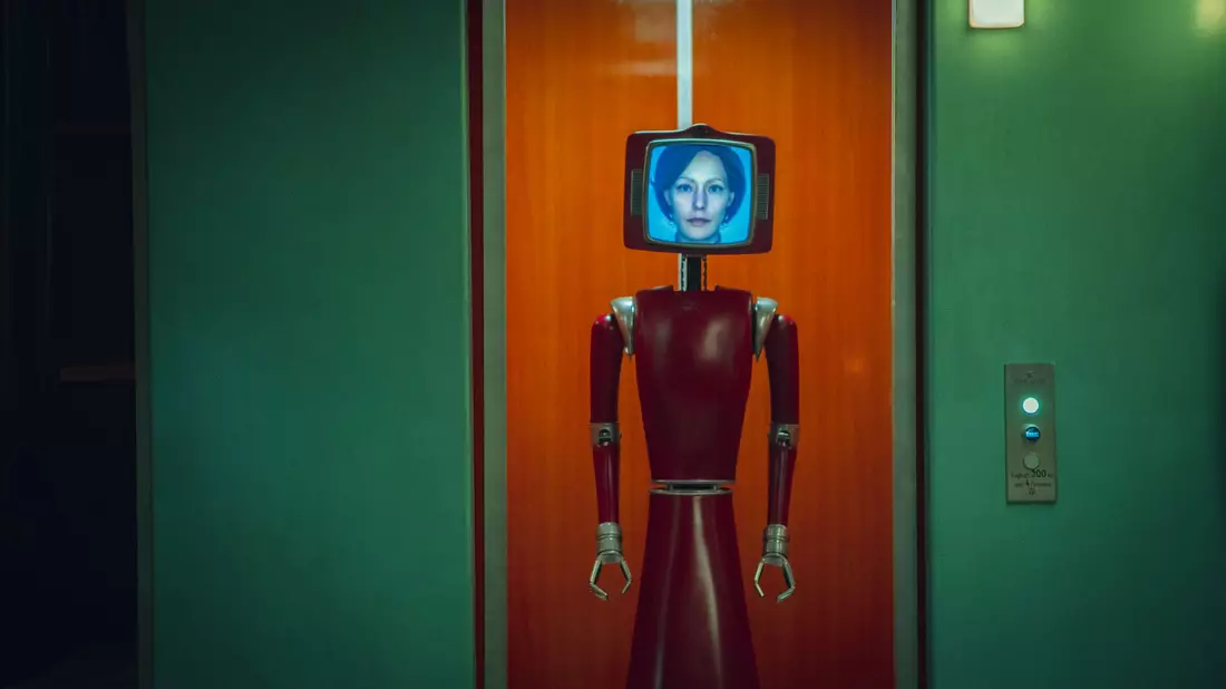 Roboter Cassandra (Lavinia Wilson) stammt aus einer anderen Zeit. - Bild: Sasha Ostrov/Netflix/dpa