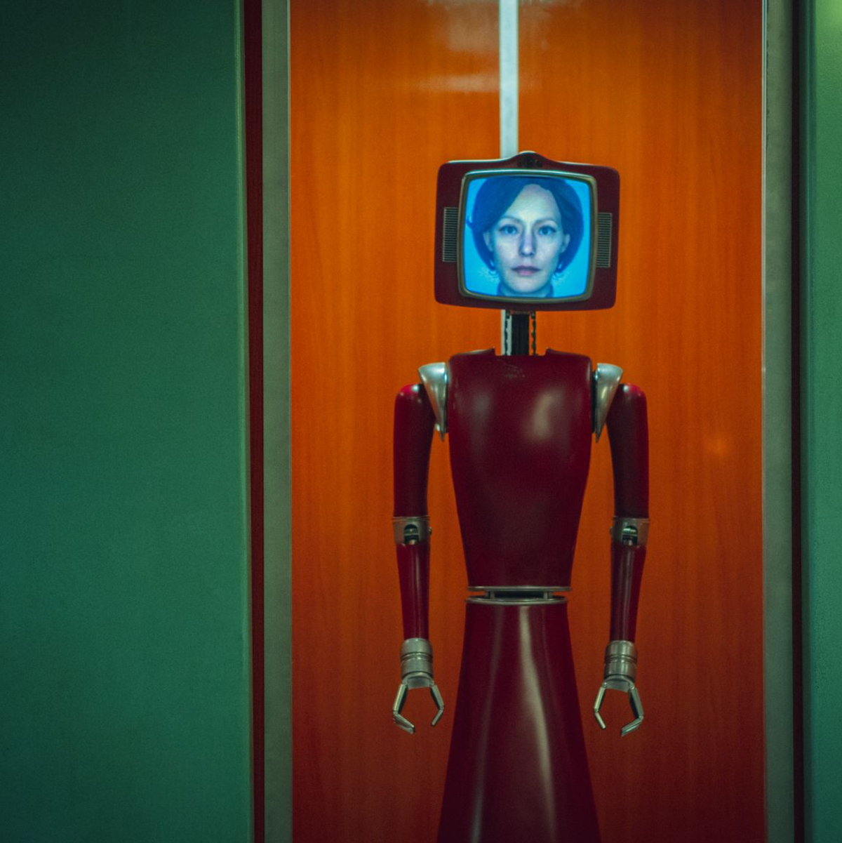 Roboter Cassandra (Lavinia Wilson) stammt aus einer anderen Zeit. - Foto: Sasha Ostrov/Netflix/dpa