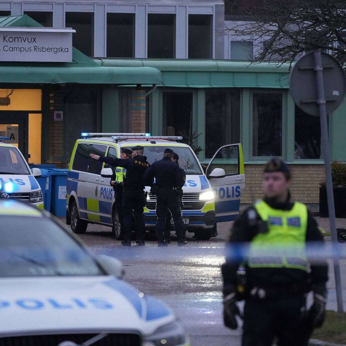 Das Königspaar legt in Örebro Blumen nieder. - Foto: Sergei Grits/AP/dpa