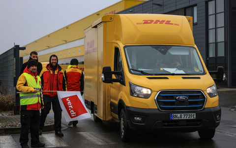 Sie wollen mehr Geld und bessere Arbeitsbedingungen: Postler im Warnstreik. - Foto: Oliver Berg/dpa