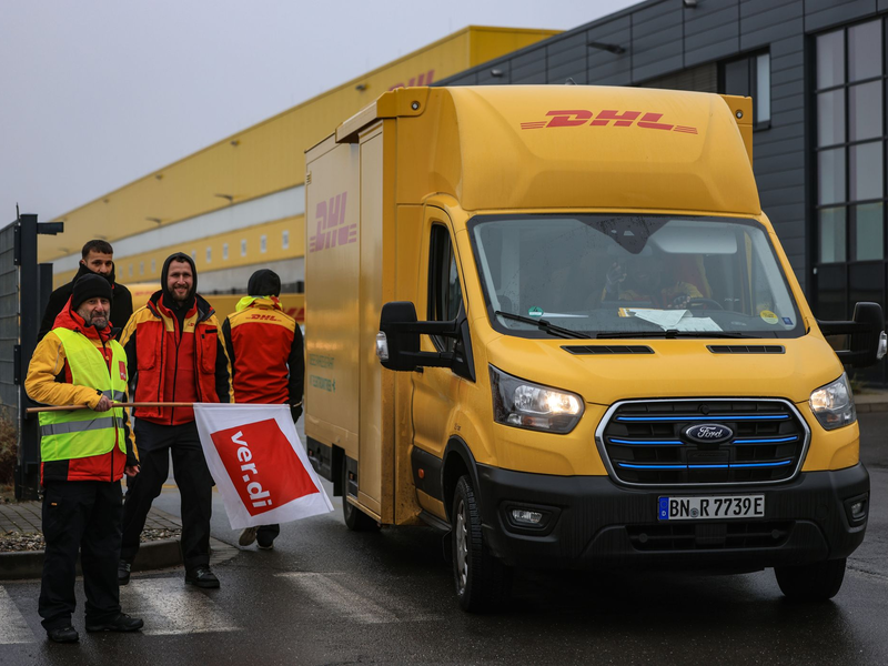 Sie wollen mehr Geld und bessere Arbeitsbedingungen: Postler im Warnstreik. - Foto: Oliver Berg/dpa