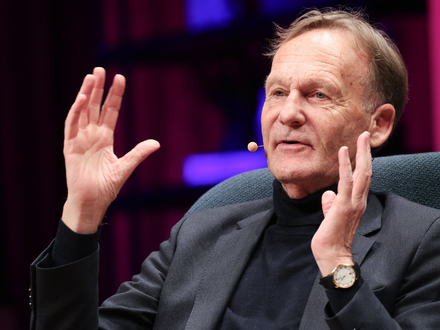 Hans-Joachim Watzke lässt die neue sportliche Führung beim BVB in Ruhe arbeiten.  - Foto: Christian Charisius/dpa