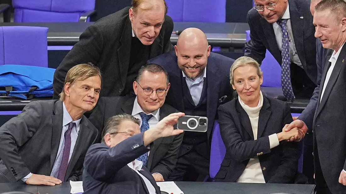 Nach der Abstimmung am Mittwoch war die Stimmung bei der AfD-Fraktion gut. - Bild: Michael Kappeler/dpa