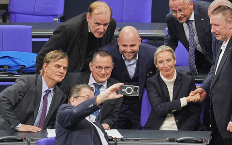 Nach der Abstimmung am Mittwoch war die Stimmung bei der AfD-Fraktion gut. - Foto: Michael Kappeler/dpa