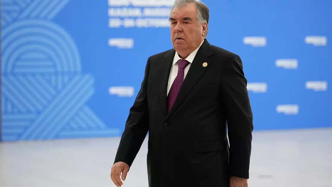Seit mehr als 30 Jahren regiert Emomali Rachmon in Tadschikistan und lässt dort immer wieder Gegner wegsperren. (Archivbild) - Bild: Alexander Zemlianichenko/Pool AP/AP