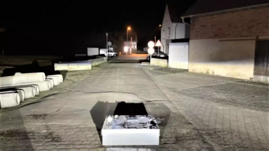 LPI-NDH: Unbekannte stehlen Zigarettenautomat und lassen diesen zurück - Bild: presseportal.de