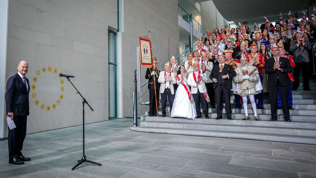 Gibt beim  Empfang der Karnevalisten einen Reim zum Besten: Kanzler Scholz. - Foto: Kay Nietfeld/dpa